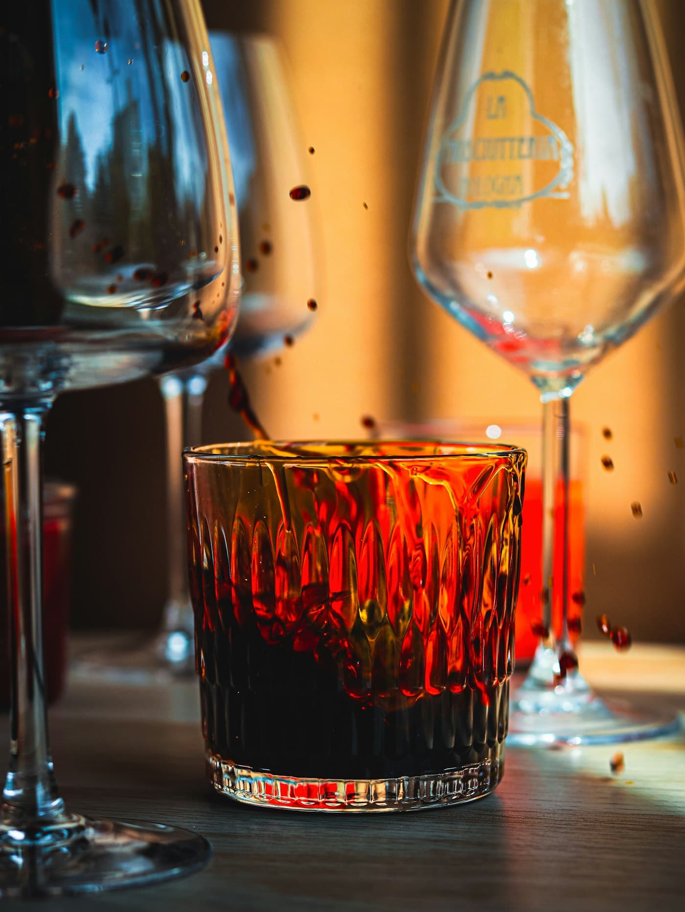 Ein Glas im warmen Abendlicht an der Restaurantbar